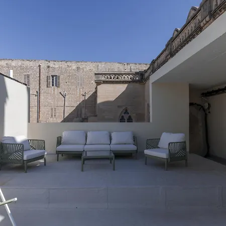 Seafront 3-bed Palazzino With Jacuzzi, Heart Of Balluta *