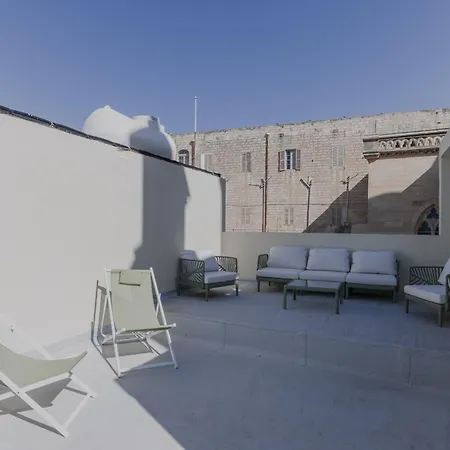 Seafront 3-bed Palazzino With Jacuzzi, Heart Of Balluta Villa