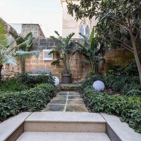 Seafront 3-bed Palazzino With Jacuzzi, Heart Of Balluta * Sliema