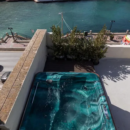 Seafront 3-bed Palazzino With Jacuzzi, Heart Of Balluta Sliema