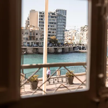 Seafront 3-bed Palazzino With Jacuzzi, Heart Of Balluta Vilă