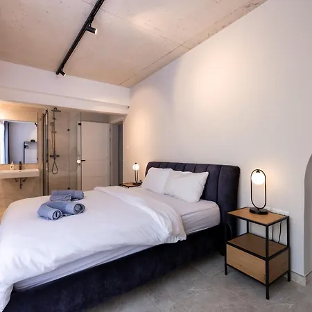 Seafront 3-bed Palazzino With Jacuzzi, Heart Of Balluta Sliema