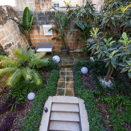 Seafront 3-bed Palazzino With Jacuzzi, Heart Of Balluta