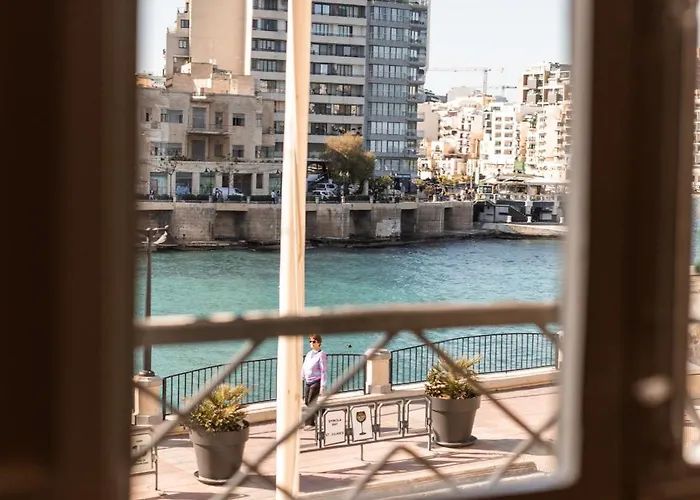 Seafront 3-bed Palazzino With Jacuzzi, Heart Of Balluta Vilă