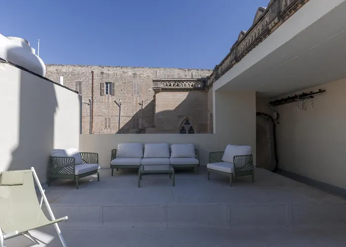 Seafront 3-bed Palazzino With Jacuzzi, Heart Of Balluta *