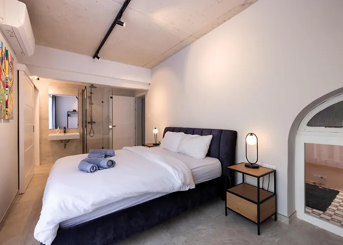 Seafront 3-bed Palazzino With Jacuzzi, Heart Of Balluta Sliema