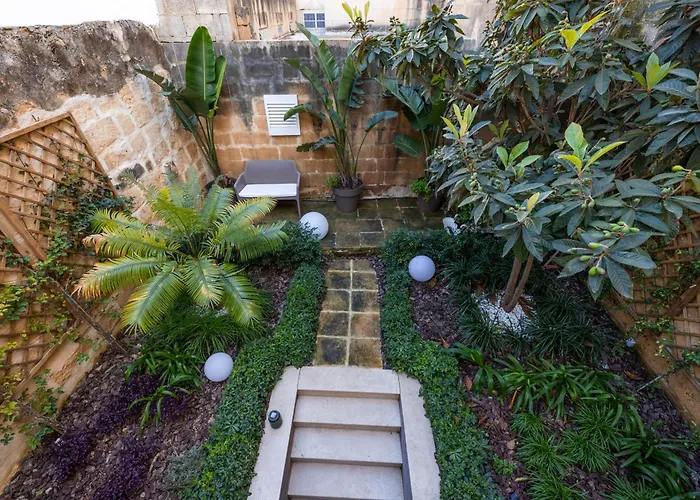 Seafront 3-bed Palazzino With Jacuzzi, Heart Of Balluta