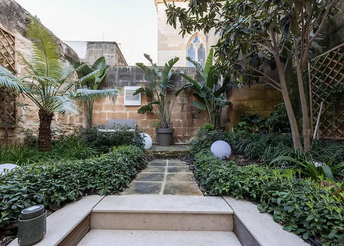 Seafront 3-bed Palazzino With Jacuzzi, Heart Of Balluta * Sliema