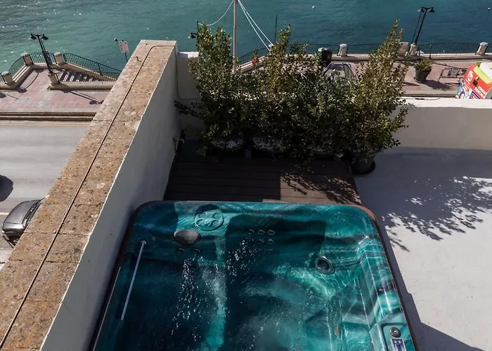 Seafront 3-bed Palazzino With Jacuzzi, Heart Of Balluta Sliema