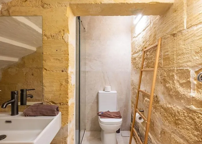 Seafront 3-bed Palazzino With Jacuzzi, Heart Of Balluta Vilă *