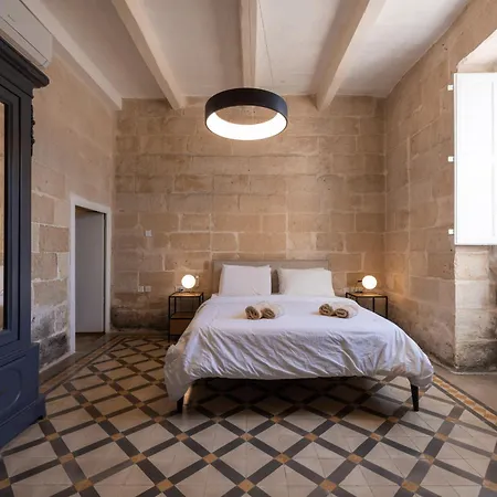 Seafront 3-bed Palazzino With Jacuzzi, Heart Of Balluta Sliema